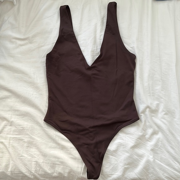 Aritzia Contour V-Neck Bodysuit - Picture 1 of 3